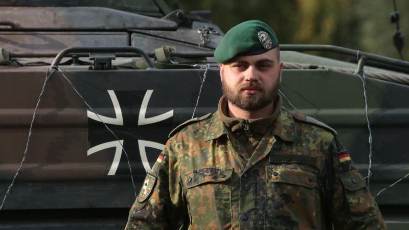 Vācijas karavīrs pie tehnikas