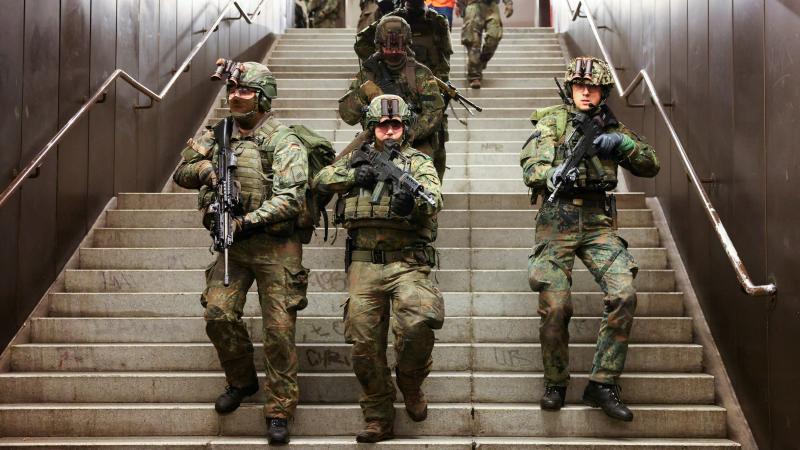 Vācijas karavīri mācībās pilsētvidē