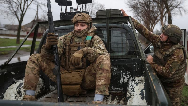 Ukrainas bruņoto spēku karavīrs pie Konstantinivkas Austrumukrainā