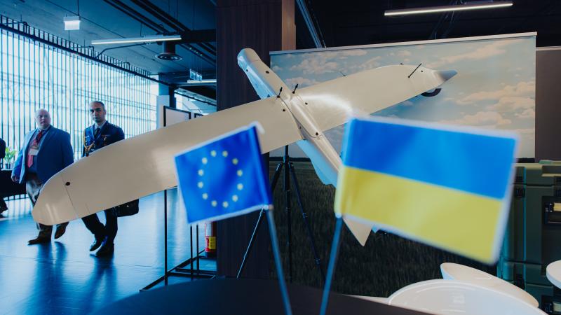 Eiropas Savienības un Ukrainas karogs aiz kura ir drons 