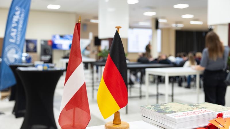 Latvijas un Vācijas karogi