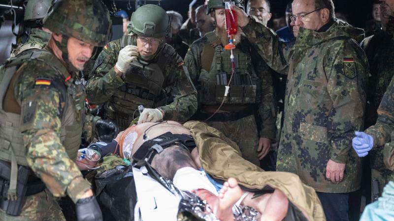Vācijas aizsardzības ministrs Boriss Pistoriuss apmeklē militārās medicīnas mācības