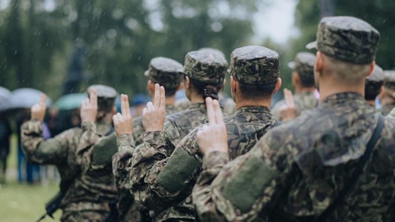 Gaisa spēkos dienošie valsts aizsardzības dienesta karavīri dod karavīra zvērestu