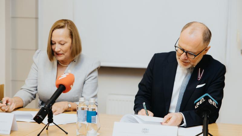 Līgumu parakstīšana