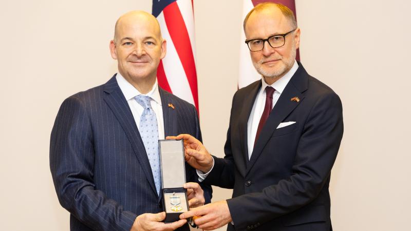 Aizsardzības ministrs Andris Sprūds apbalvoja Amerikas Savienoto Valstu vēstnieku Latvijā Kristoferu Robinsonu (Christopher Robinson) ar aizsardzības ministra apbalvojumu – goda zīmi “Par īpašu ieguldījumu aizsardzības nozares izaugsmē”. 