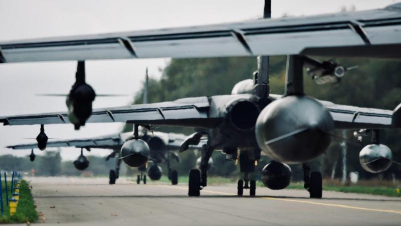 Vācijas kodolieročus nestspējīgie iznīcinātāji "Tornado" NATO kodolatturēšanas mācību "Stedfast Noon" laikā