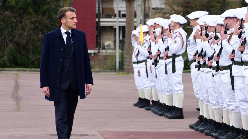 Francijas prezidents Emanuels Makrons, apmeklējot kalnu kājnieku brigādi