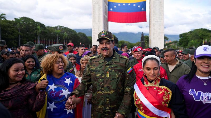Venecuēlas prezidents Nikolass Maduro Karakasā piedalās mītiņā pret iespējamu ASV rīcības eskalāciju pret valsti.