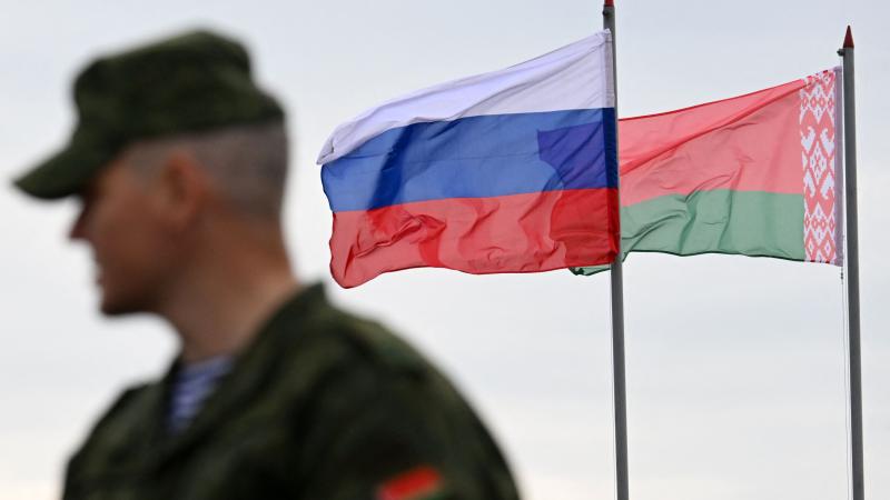 Baltkrievu karavīrs un karogi