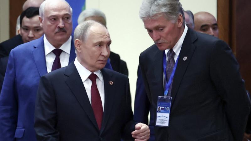 Kara noziedznieks un Krievijas diktators Vladimirs Putins kopā ar Baltkrievijas vietvaldi Aleksandru Lukašenko un savu preses sekretāru Dmitriju Peskovu