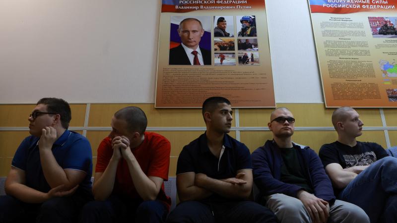 Potenciālie karavīri gaidot rindu uz medicīnas pārbaudi