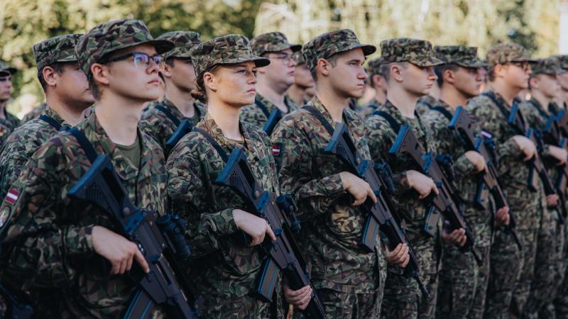 VAD karavīri dod zvērestu pie Brīvības piemnekļa