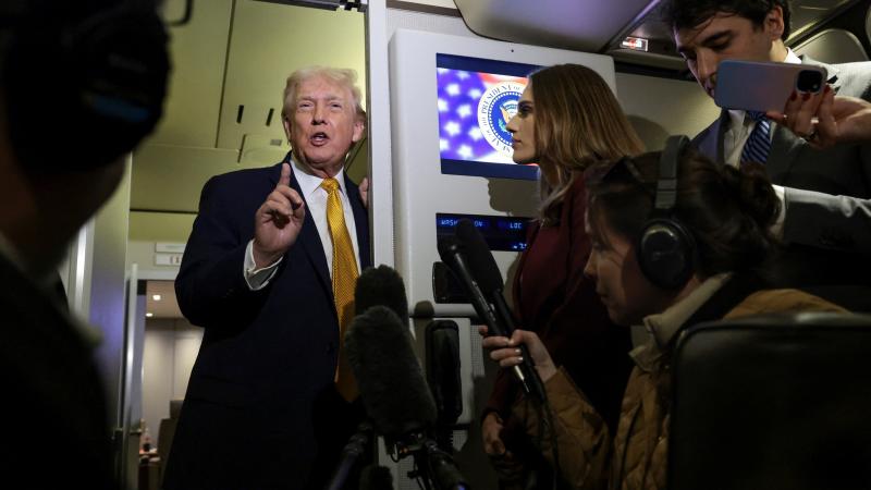 Donalds tramps sniedz paziņojumu presei lidmašīnā