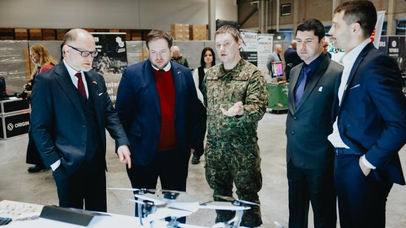 Aizsardzības ministrs un Lielbritānijas ministrs dronu centrā