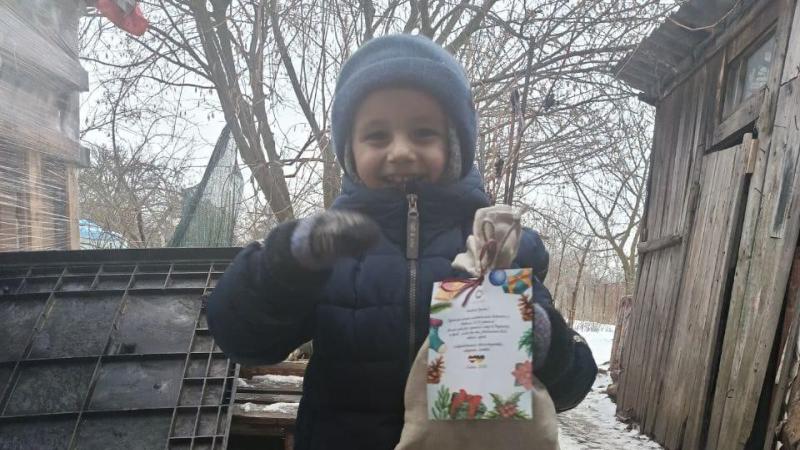 Ukrainas bērni saņem AM ziedotās saldumu paciņas