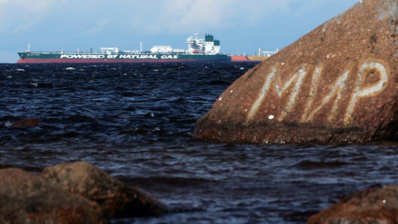 Tankkuģis netālu no agresorvalsts Krievijas Sanktpēterburgas ostas (informatīvs attēls)