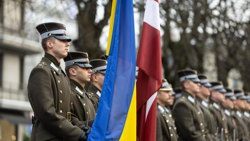 Goda sardze tur Ukrainas un Latvijas karogus