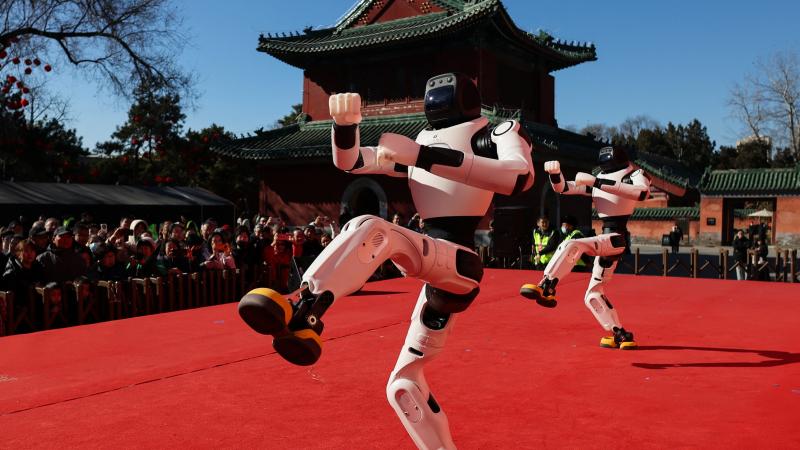 Roboti dejo Ķinas jaunā gada svinībās