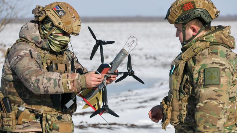 Agresorvalsts krievijas okupanti ar dronu Zaporižjas ieņemtajos apgabalos Ukrainā