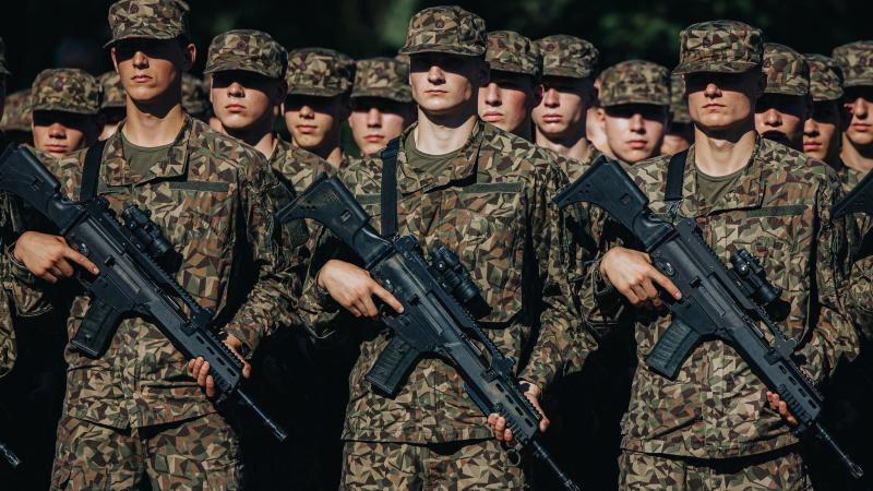 Valsts aizsardzības dienesta karavīri dod karavīra zvērestu Rīgā