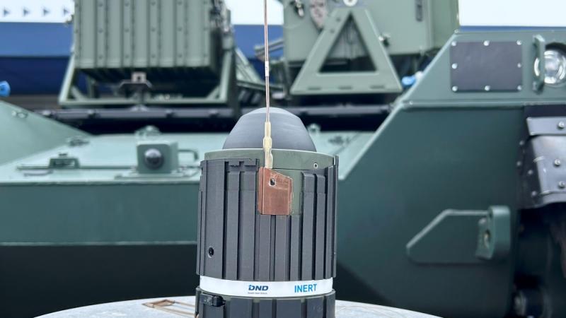 Vācijas aizsardzības nozares ražotāja DND prettanku mīna AT-2 izstādē "Eurosatory"