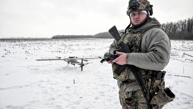 Ukrainas karavīrs frontē pilotē dronu