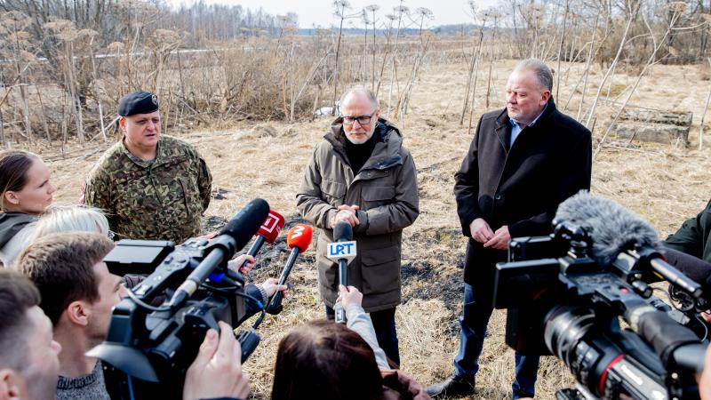 Aizsardzības ministra A. Sprūda, Krāslavas novada domes priekšsēdētāja Gunāra Upenieka un Zemessardzes 3.Latgales brigādes komandiera pulkvežleitnanta Pētera Suveizdas preses brīfings Latgalē -Ukrainas drona nokrišanas vietā