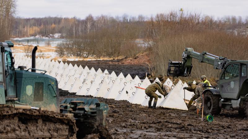 Pūķu zobu izlikšana uz robežas