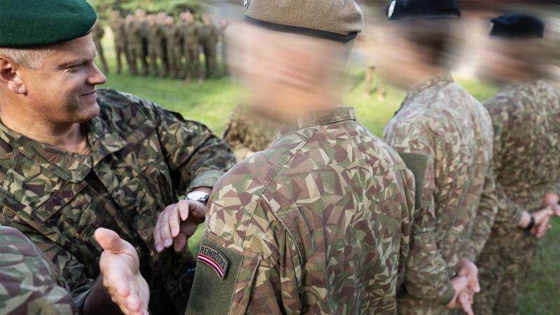 NBS Speciālo operāciju pavēlniecības komandieris pulkvežleitnants Ainārs Rauza pasniedz Reindžeru uzšuves kursa absolventiem