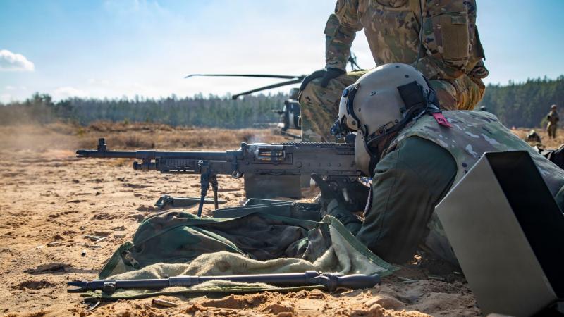 Latvijas karavīri apgūst gaisa šaušanu