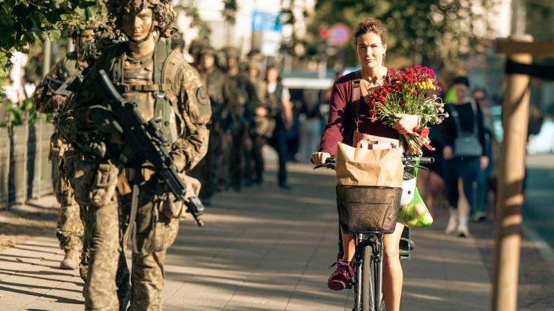 Zemessargs un civiliedzīvotājs Rīgas ielās