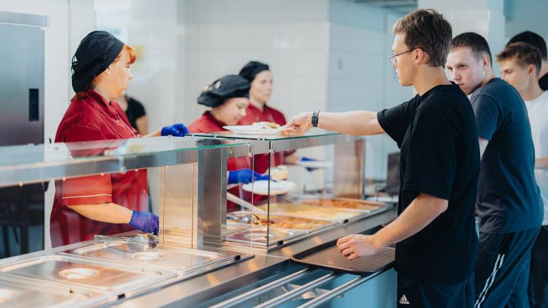 Virtuves darbinieki Lūznavā