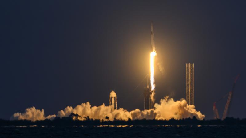 Kosmosa raķetes pacelšanās no Zemes