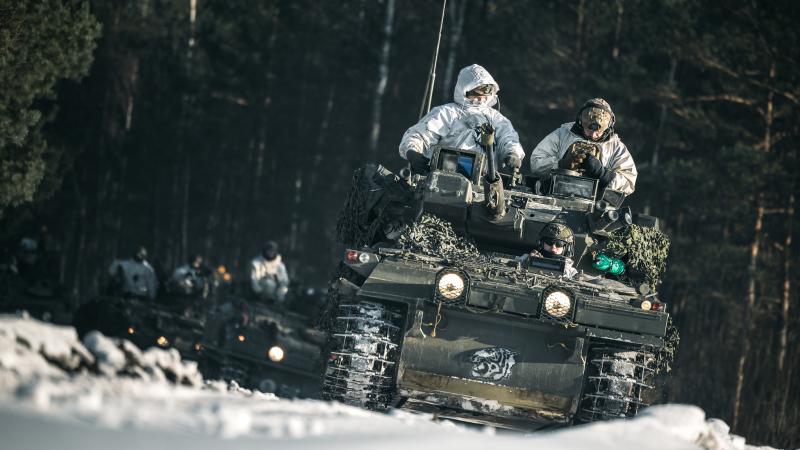 Sauszemes spēku Mehanizētās kājnieku brigādes kaujas - izlūkošanas mašīnas CVR(T) mācību laikā Ādažu poligonā