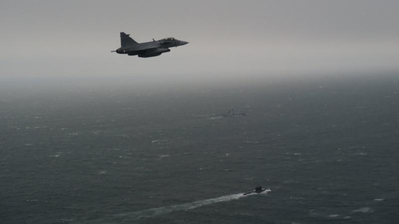 Zviedrijas iznīcinātājs virs zemūdenes