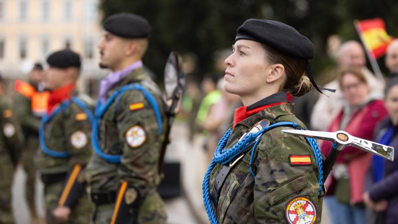 Spānijas karavīri pie Brīvības pieminekļa