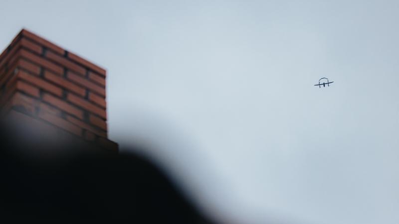 Indormatīvs attēls ar dronu debesīs