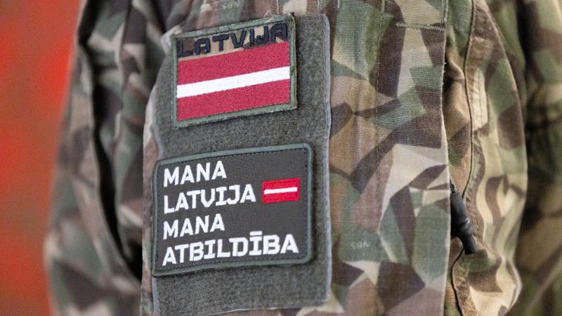 Karavīrs formas tērpā