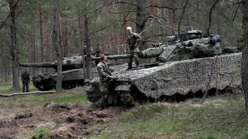Zviedru karavīri uz tanka