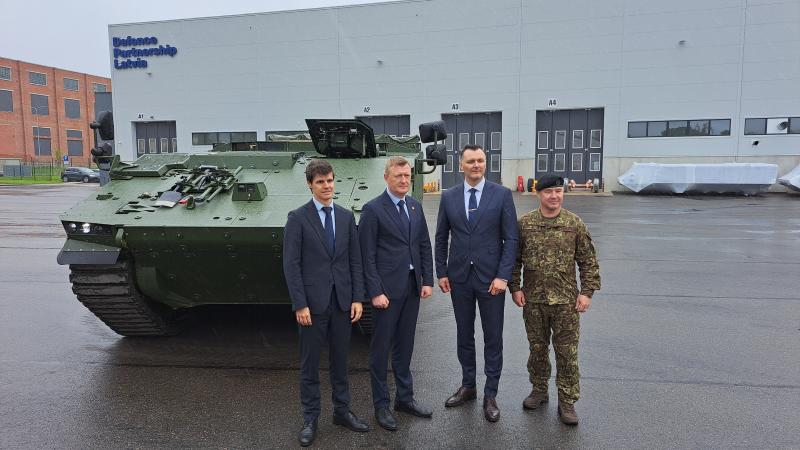 Aizsardzības ministrs Raivis Melnis kopā ar NBS Apvienotā štāba priekšnieka vietnieku - brigādes ģenerāli Kasparu Zdanovski, "Defence Partnership Latvia" valdes priekšsēdētāju Uģi Romanovu un "GDELS Santa Barbara Systems" viceprezidentu Alehandro Peidžu Ernandesu, prezentējot Latvijā komplektēto kājnieku kaujas mašīnu "Hunter"