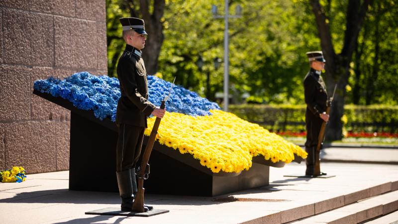 Ukrainas karogs no ziediem pie Brīvības pieminekļa