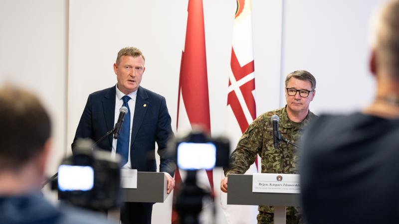 Ministrs un ģenerālis preses konferencē