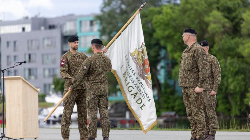 Jaunajam komandierim tiek pasniegts brigādes karogs