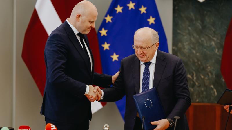 Latvijas ministru prezidents A. Kulbergs un Eiropas Komisijas aizsardzības un kosmosa komisārs A. Kubiļus SAFE finanšu instrumenta līguma parakstīšanas ceremonijā
