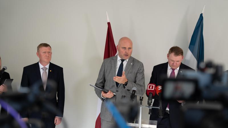 Aizsardzības ministrs Raivis Melnis, Ministru prezidents Andris Kulbergs un Tieslietu ministrs Edvards Smiltēns preses konferencē pēc Valdības ārkārtas sēdes Latgalē