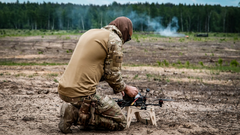 Drona pilots sagatavo dronu Sēlijas poligonā