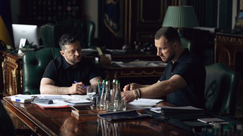 Ukrainas prezidents un ģeneralmajors Jevhenijs Hmars