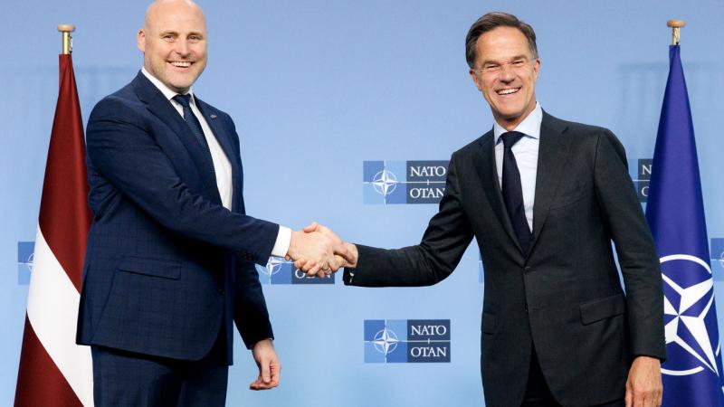 Latvijas Ministru prezidents Andris Kulbergs un NATO ģenerālsekretārs Marks Rute