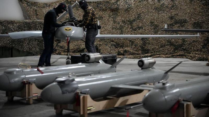 Ukrainas Militārā izlūkdienesta (HUR) operatori gatavo tāla darbības rādiusa trieciendronus un munīciju nezināmā vietā.