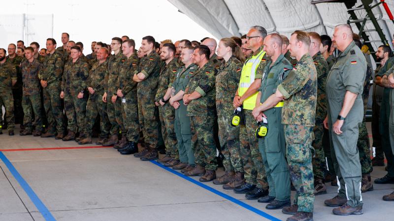 Vācijas bruņoto spēku karavīri aviācijas bāzē "Lielvārde"
